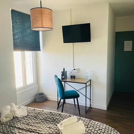 Logis Paul Massy Bed and breakfast